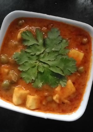 A picture of Matar paneer.