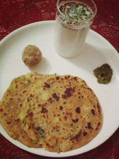 आलू पराठा छाछ के साथ और ड्राई फ्रूट लड्डू रेसिपी मुख्य फोटो