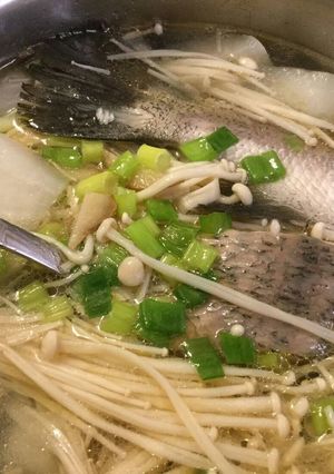 蘿蔔鱸魚金針菇湯 的食譜成品照片