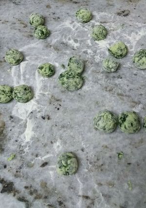 Una foto de Malfattis de espinaca, con ricotta casera😋. Súper fácil!!