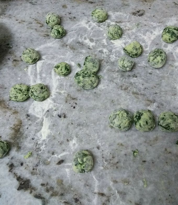 Una foto de Malfattis de espinaca, con ricotta casera😋. Súper fácil!!