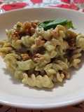 Fusilli di farina di ceci con pesto di zucchine e noci