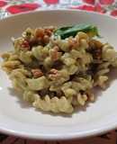 Fusilli di farina di ceci con pesto di zucchine e noci