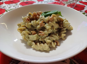 Foto di Fusilli di farina di ceci con pesto di zucchine e noci