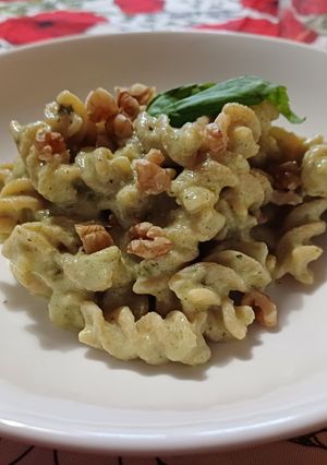 Foto di Fusilli di farina di ceci con pesto di zucchine e noci