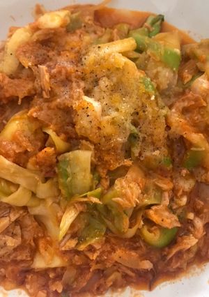Una foto de Espaguetis de calabacín con sofrito de atún y tomate
