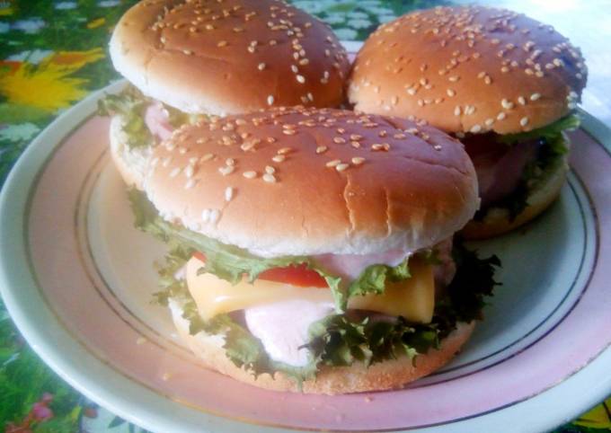 Как сделать гамбургер с колбасой в домашних условиях