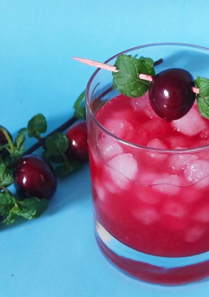 Una foto de Refresco de cerezas y limón