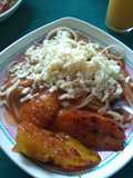 Plátanos acaramelados y espaguetis con salsa