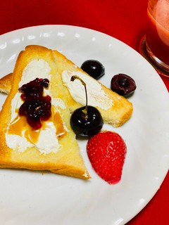 Una foto de Tostada con Queso Mascarpone con toque de jalea de Arándanos Para un Buen Desayuno !! 🍒🍎