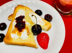 Una foto de Tostada con Queso Mascarpone con toque de jalea de Arándanos Para un Buen Desayuno !! 🍒🍎