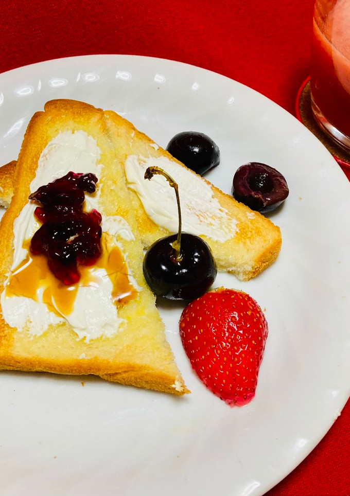 Una foto de Tostada con Queso Mascarpone con toque de jalea de Arándanos Para un Buen Desayuno !! 🍒🍎