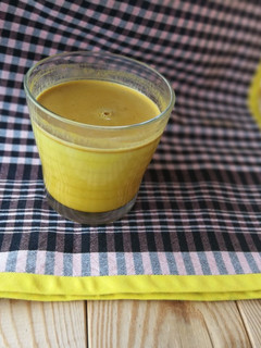 Una foto de Turmeric latte a la pimienta negra