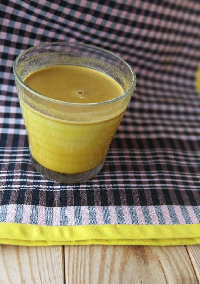 Una foto de Turmeric latte a la pimienta negra