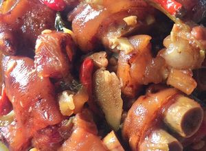 Hình của món Giò heo kho nước dừa.