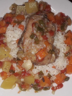Una foto de Pollo guisado con vegetales 🍲