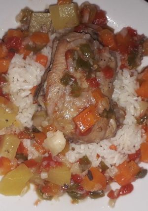 Una foto de Pollo guisado con vegetales 🍲