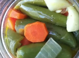 Una foto de Chiles en escabeche caseros