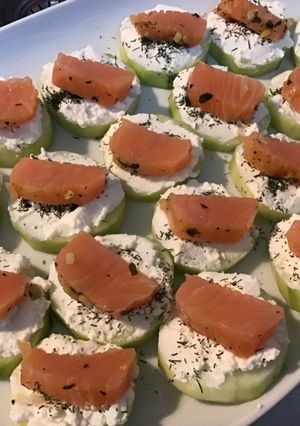 Une photo de Bouchées de concombre Noa à la ricotta,cœur de saumon fumé,mariné et aneth