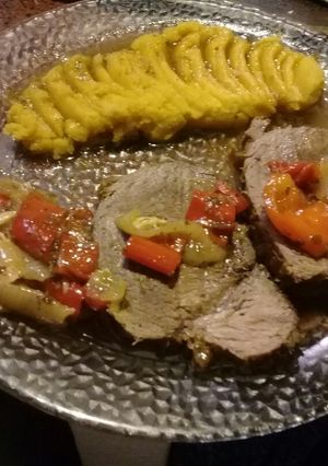 Una foto de Carne a la cerveza con puré de batata