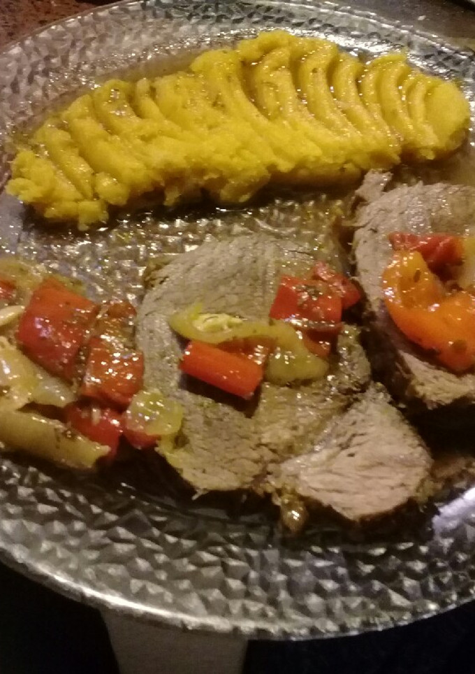 Una foto de Carne a la cerveza con puré de batata