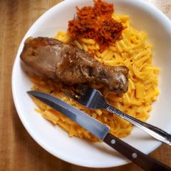 A picture of Mac n' Cheese served with grilled chicken.