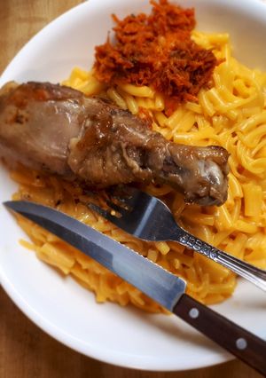 A picture of Mac n' Cheese served with grilled chicken.