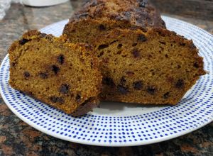 Una foto de Ponqué de auyama (zapallo, calabaza) con chispas de chocolate