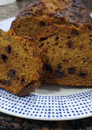 Una foto de Ponqué de auyama (zapallo, calabaza) con chispas de chocolate