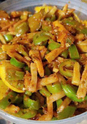 A picture of Ginger and green chilli pickle.