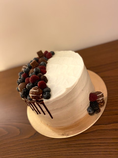 Foto de Bolo de chocolate recheado com mascarpone e redução de frutos vermelhos e cobertura de mascarpone