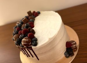 Foto de Bolo de chocolate recheado com mascarpone e redução de frutos vermelhos e cobertura de mascarpone