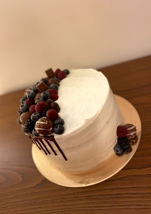 Foto de Bolo de chocolate recheado com mascarpone e redução de frutos vermelhos e cobertura de mascarpone