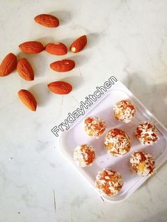 A picture of Almond sweet balls.