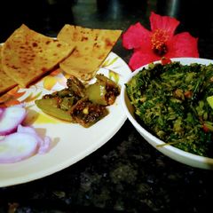 A picture of Bathua saag in lunch frame.