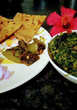 A picture of Bathua saag in lunch frame.