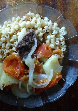 Una foto de Bife a la olla con fideo