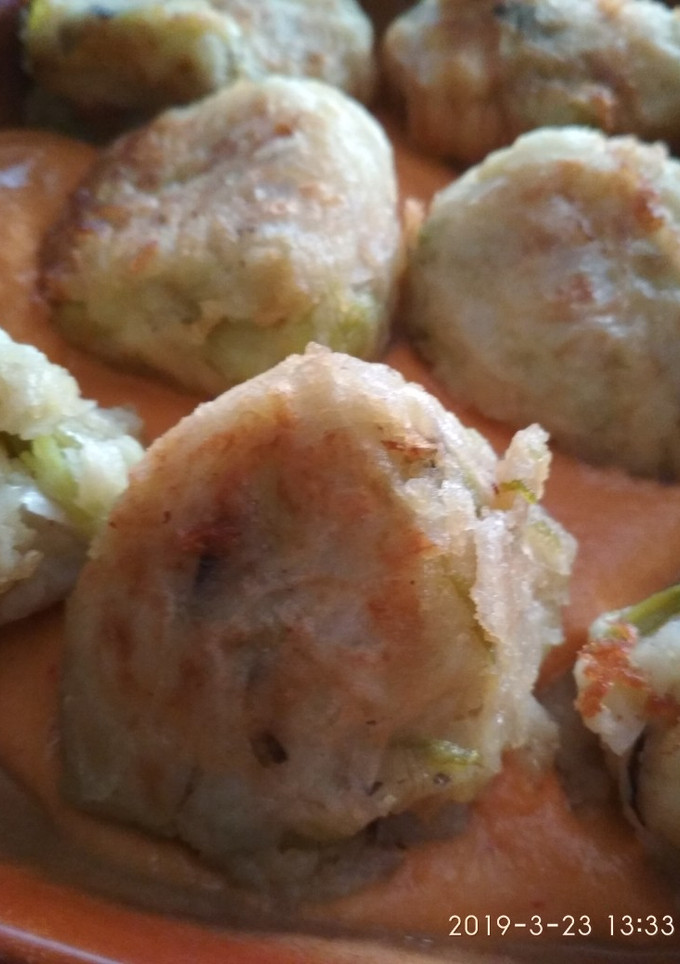 Una foto de Albóndigas de calçots con salsa romesco
