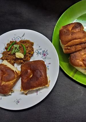 A picture of পাও ভাজি (Pao bhaji in Bengali).