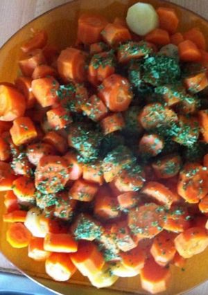 Une photo de Carottes et pommes de terre rattes au persil