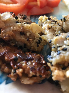 Una foto de Croquetas de pollo, almendras y ajonjolí