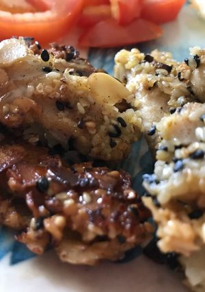 Una foto de Croquetas de pollo, almendras y ajonjolí