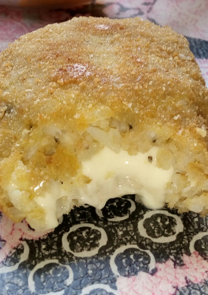 Una foto de Croqueta de arroz con queso