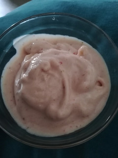 Una foto de Helado casero de plátano y fresa