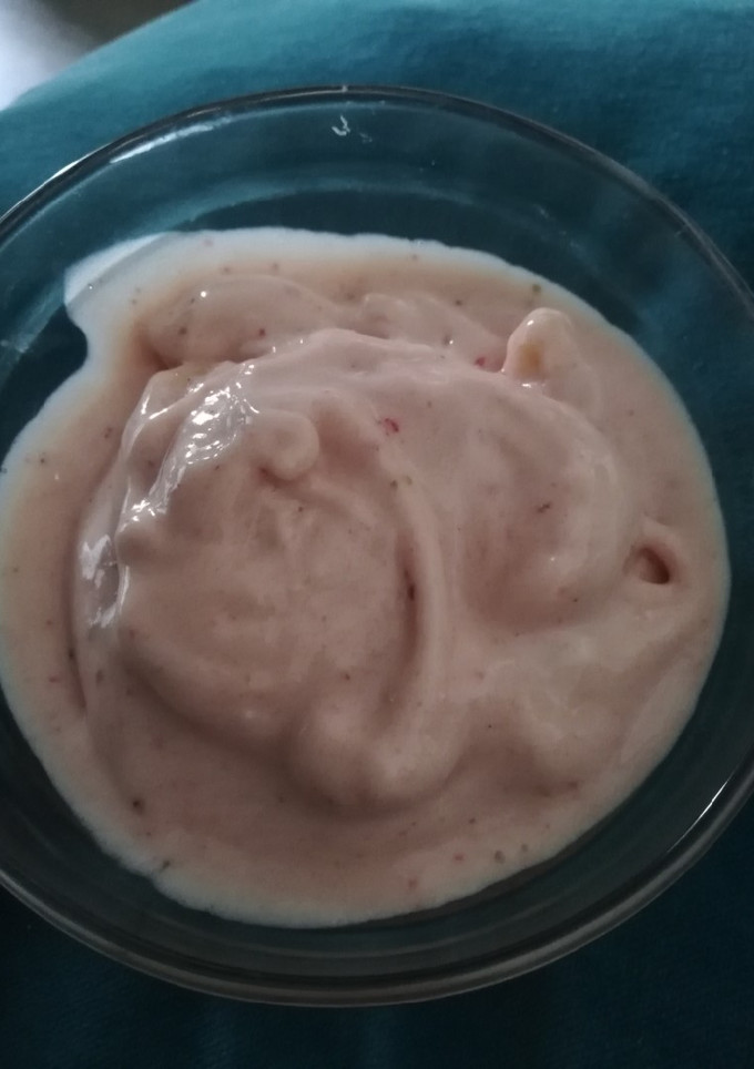 Una foto de Helado casero de plátano y fresa
