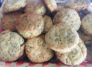 Una foto de GALLETITAS CROCANTES (SALADAS) SABOR 🌿ALBAHACA 🌿 Y 🧄 AJO 🧄
