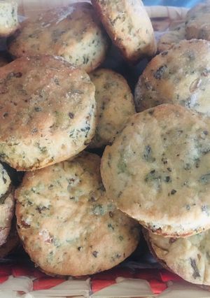 Una foto de GALLETITAS CROCANTES (SALADAS) SABOR 🌿ALBAHACA 🌿 Y 🧄 AJO 🧄