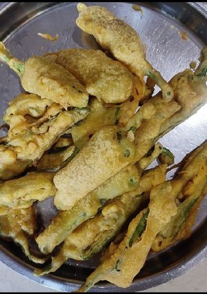 આખા મરચાં ના ભજીયા (Akha Marcha Bhajiya Recipe In Gujarati) રેસીપી મુખ્ય ફોટો