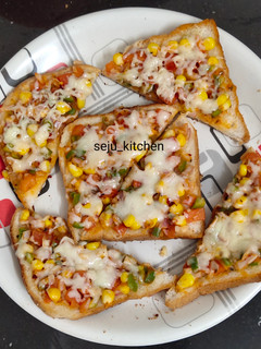 બ્રેડ પીઝા (Bread Pizza Recipe in Gujarati) રેસીપી મુખ્ય ફોટો