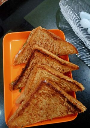 A picture of Peanut mayonnaise sandwich.